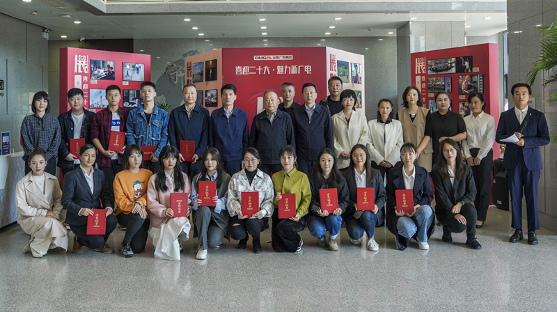 大合影_副本.jpg 大合影_副本.jpg